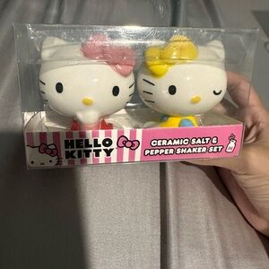 brand new unopened hello kitty salt and pepper shakers